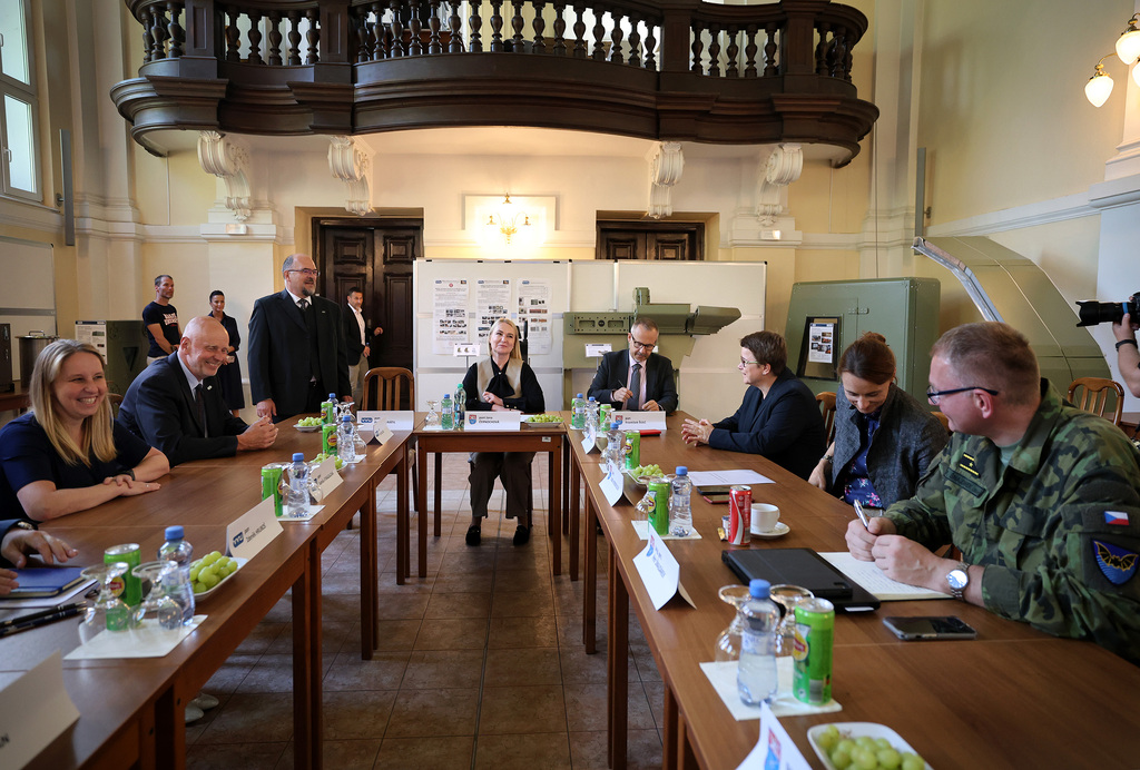 Ministryně obrany Černochová navštívila Vojenský výzkumný ústav