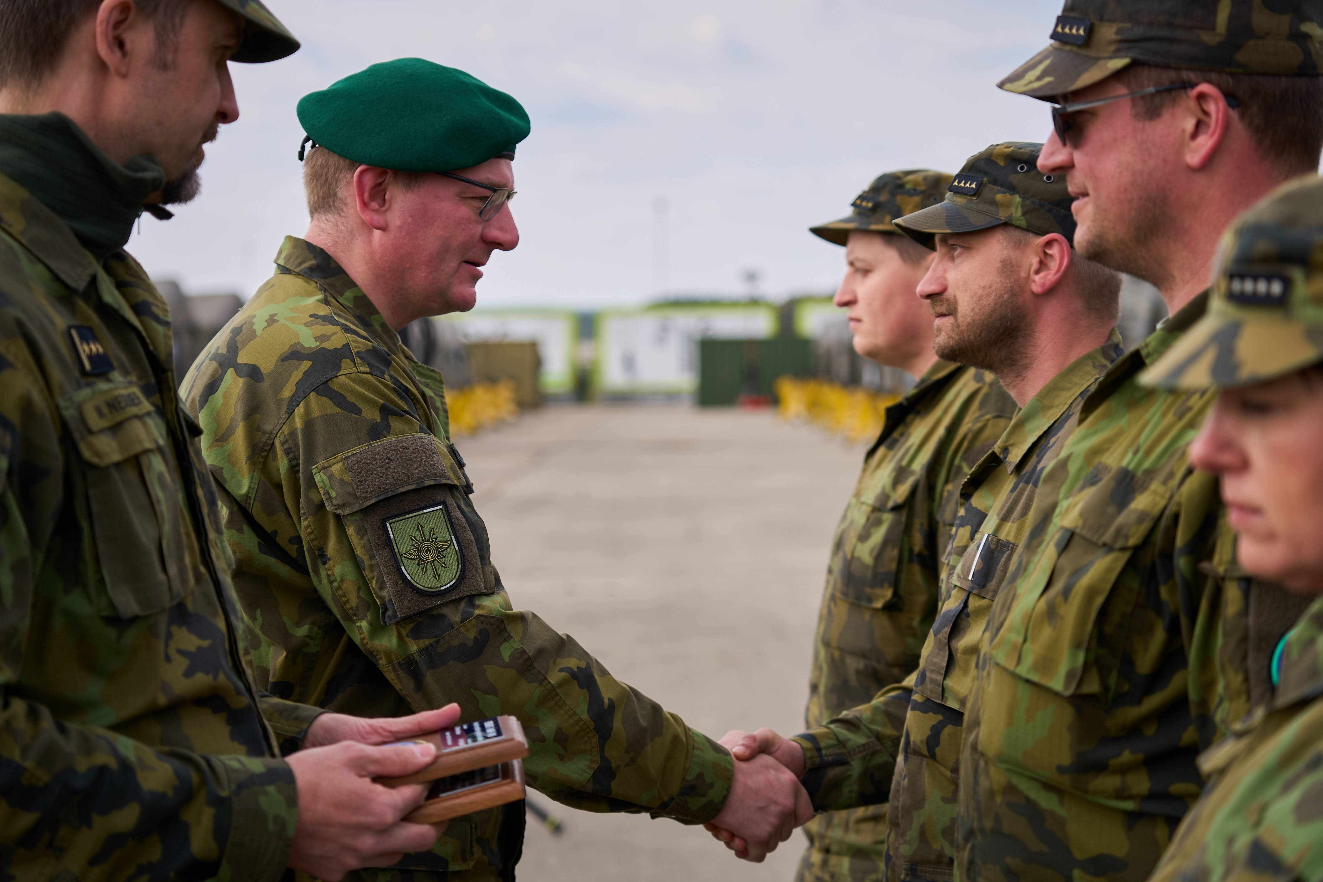 Spojovací vojsko přeje ke Dni otců vše nejlepší: Děkujeme, že jste oporou nejen v uniformě, ale i doma
