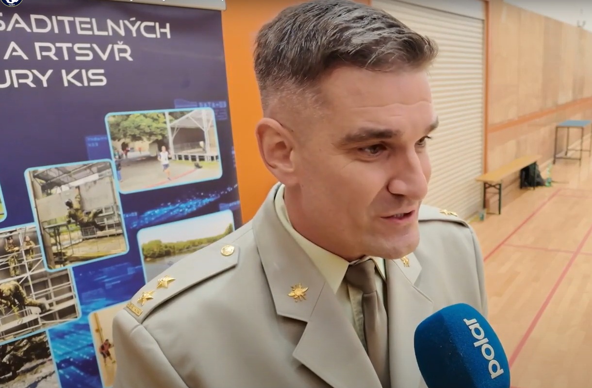 Vojáci ukázali „spojařské srdce“: Charitativní florbalový turnaj složek IZS vynesl pro havířovskou nemocnici 40 000 Kč