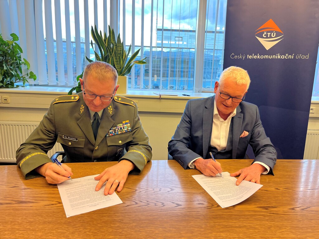 Podepsané memorandum mezi Ministerstvem obrany a ČTÚ zefektivní spolupráci v oblasti rádiového spektra