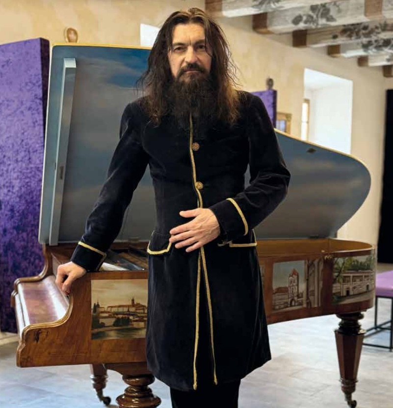 Přečtěte si exkluzivní rozhovor s autorem pochodu spojovacího vojska v Areportu 12/2025