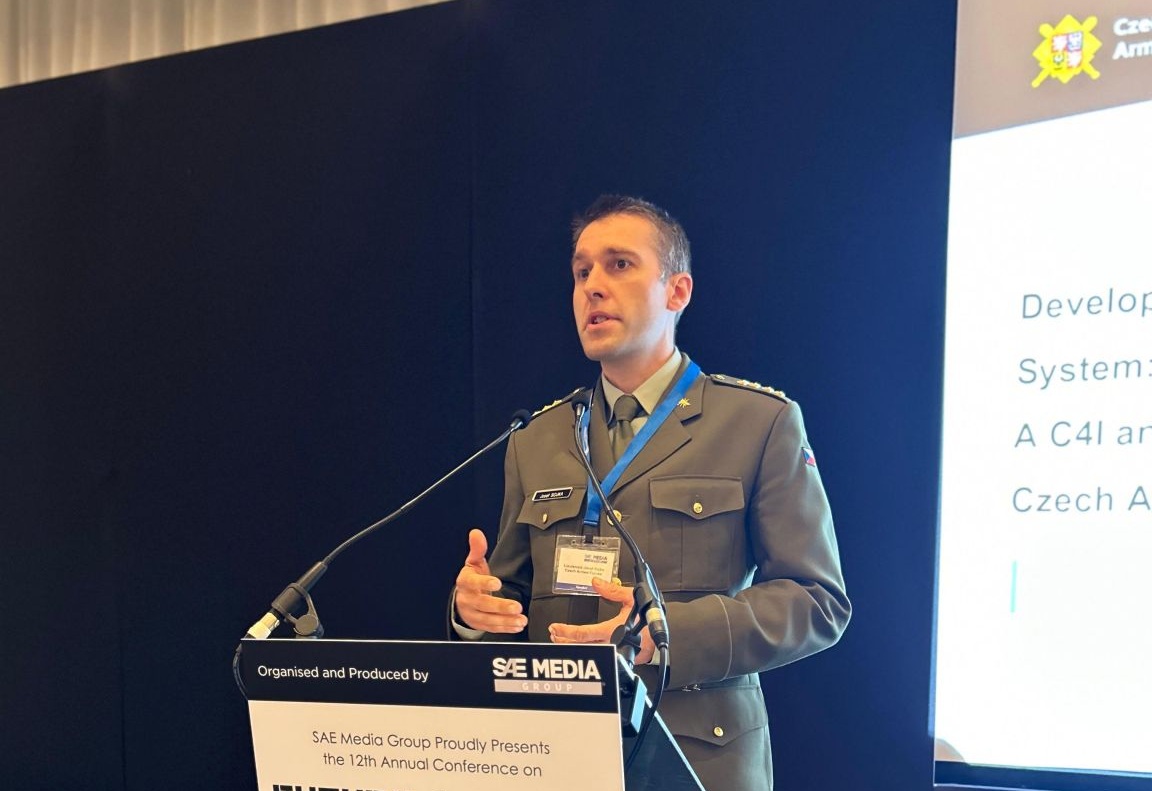 Konference Future Soldier Technology: Pozemní operace budoucnosti se bez moderních technologií neobejdou Autor: kapitán Martin Krupička  Ve dnech 9. až 11. března proběhla v Londýně mezinárodní konference Future Soldier Technology, zaměřená na problematiku systémů pěšího vojáka, který působí v poli samostatně a musí se obejít i bez podpory vozidel (Dismounted Soldier Systems). Akce se zúčastnili zástupci obranného průmyslu i armádních organizací především ze států NATO, ale také z dalších zemí, například z 