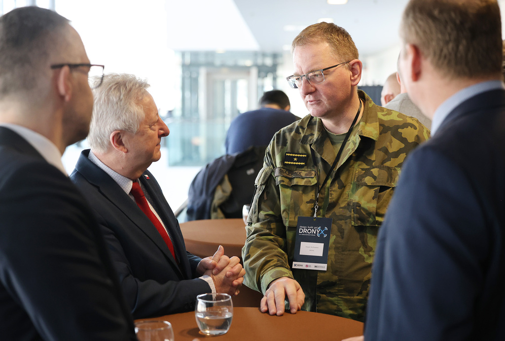 V Brně se diskutovalo o trendech ve vývoji a výrobě bezpilotních prostředků, na konferenci vystoupil také ministr obrany