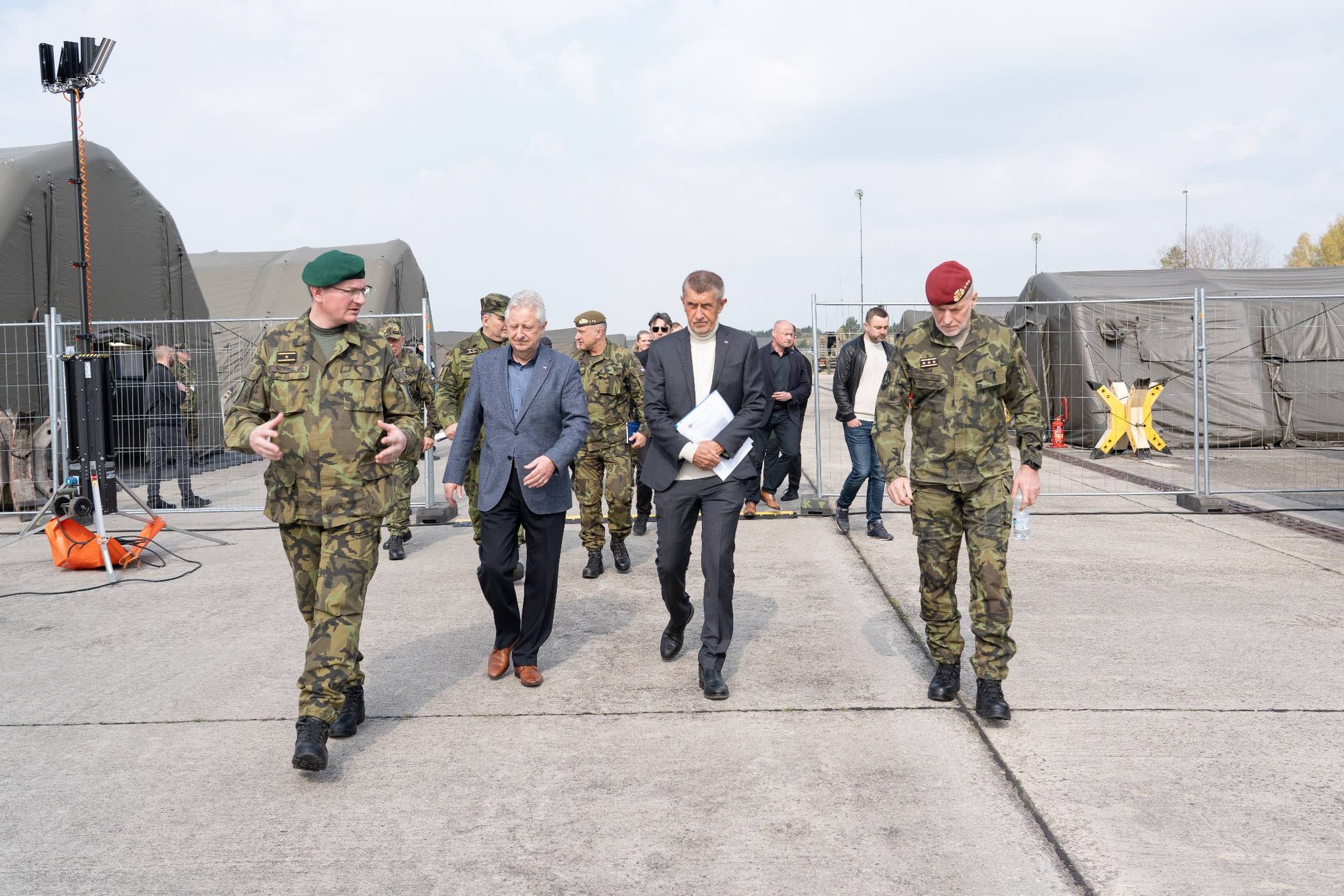 Spolupráci armády a IZS při ochraně před drony. I to viděli premiér Babiš a ministr Zůna na cvičení Federated Cloud