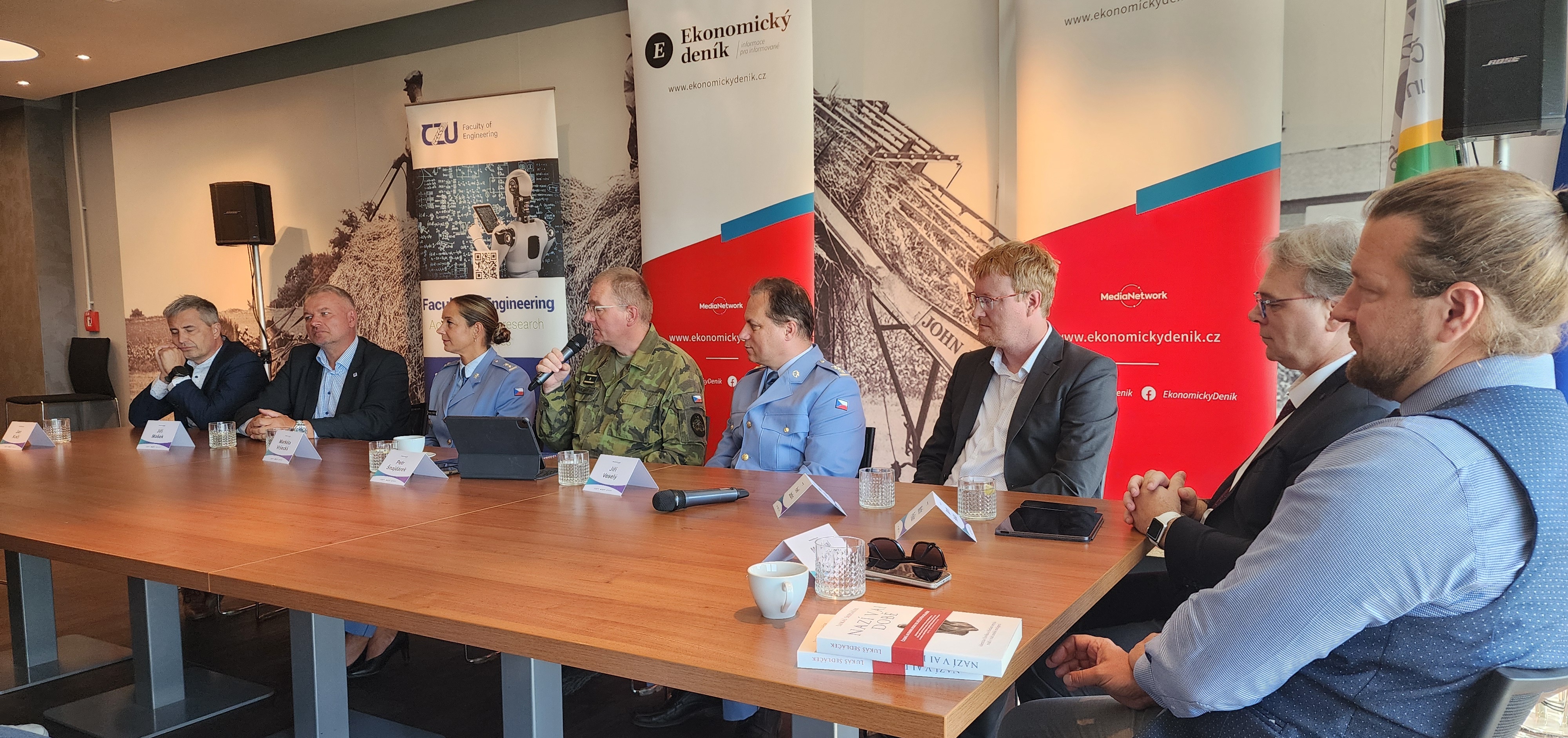 Armáda hledá cestu k AI, kvantovým počítačům i robotům