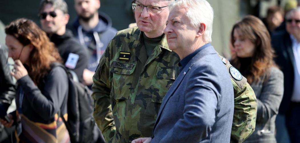 Armáda jako stát ve státě? Vlastní školky, nemocnice, sportoviště, rekreační centra, bydlení i poslední rozloučení