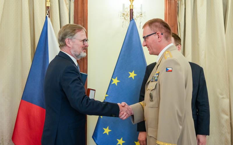 Spojovací vojsko na vzestupu: Generál Šnajdárek přebírá Cenu Bezpečnostní rady státu