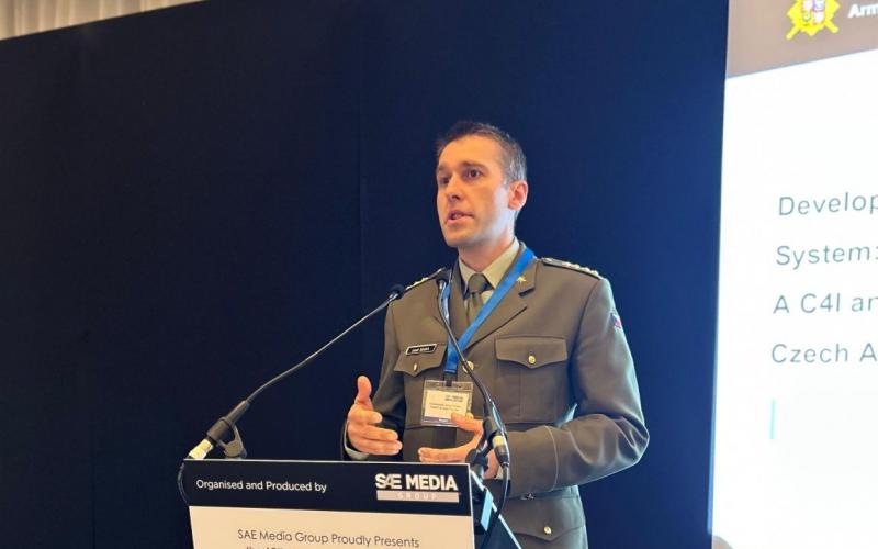 Konference Future Soldier Technology: Pozemní operace budoucnosti se bez moderních technologií neobejdou Autor: kapitán Martin Krupička  Ve dnech 9. až 11. března proběhla v Londýně mezinárodní konference Future Soldier Technology, zaměřená na problematiku systémů pěšího vojáka, který působí v poli samostatně a musí se obejít i bez podpory vozidel (Dismounted Soldier Systems). Akce se zúčastnili zástupci obranného průmyslu i armádních organizací především ze států NATO, ale také z dalších zemí, například z 