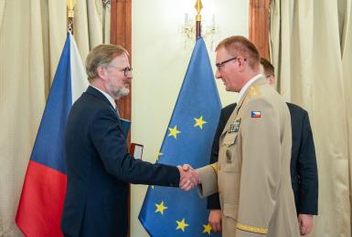 Spojovací vojsko na vzestupu: Generál Šnajdárek přebírá Cenu Bezpečnostní rady státu