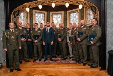 Slavnostní ocenění příslušníků ozbrojených sil v Grossmannově vile: Spojaři převzali poděkování Moravskoslezského kraje