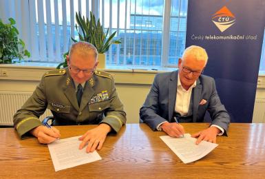 Podepsané memorandum mezi Ministerstvem obrany a ČTÚ zefektivní spolupráci v oblasti rádiového spektra