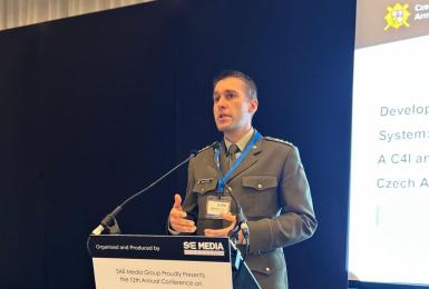 Konference Future Soldier Technology: Pozemní operace budoucnosti se bez moderních technologií neobejdou Autor: kapitán Martin Krupička  Ve dnech 9. až 11. března proběhla v Londýně mezinárodní konference Future Soldier Technology, zaměřená na problematiku systémů pěšího vojáka, který působí v poli samostatně a musí se obejít i bez podpory vozidel (Dismounted Soldier Systems). Akce se zúčastnili zástupci obranného průmyslu i armádních organizací především ze států NATO, ale také z dalších zemí, například z 