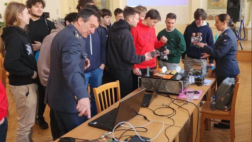 Spojovací vojsko přednášelo na SPŠE Ječná o moderních technologiích