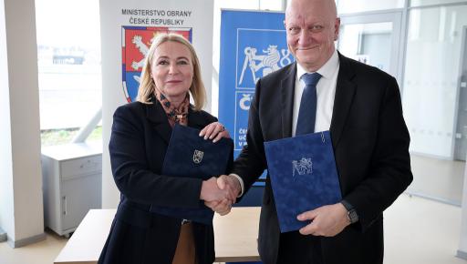 Ministryně obrany Jana Černochová podepsala memorandum s ČVUT