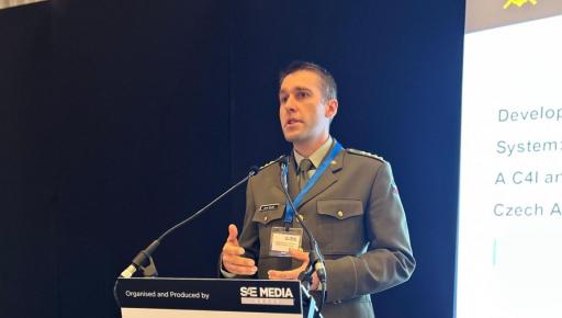 Konference Future Soldier Technology: Pozemní operace budoucnosti se bez moderních technologií neobejdou Autor: kapitán Martin Krupička  Ve dnech 9. až 11. března proběhla v Londýně mezinárodní konference Future Soldier Technology, zaměřená na problematiku systémů pěšího vojáka, který působí v poli samostatně a musí se obejít i bez podpory vozidel (Dismounted Soldier Systems). Akce se zúčastnili zástupci obranného průmyslu i armádních organizací především ze států NATO, ale také z dalších zemí, například z 