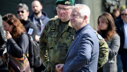 Armáda jako stát ve státě? Vlastní školky, nemocnice, sportoviště, rekreační centra, bydlení i poslední rozloučení