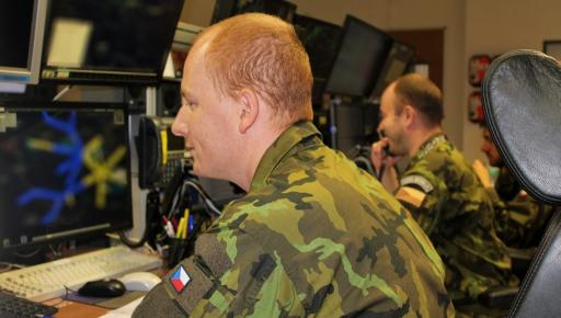 4_operacni-personal-crc-vcetne-skupiny-bojovych-ridicich-letoveho-provozu-cvici-svou-cinnost-v-podminkach-degradace-radarove-informace.jpg