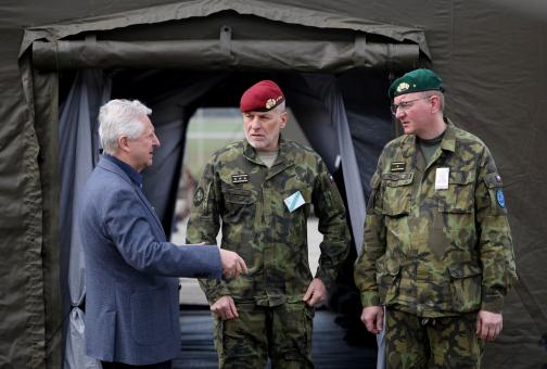 Spolupráci armády a IZS při ochraně před drony. I to viděli premiér Babiš a ministr Zůna na cvičení Federated Cloud