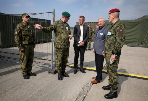 Spolupráci armády a IZS při ochraně před drony. I to viděli premiér Babiš a ministr Zůna na cvičení Federated Cloud