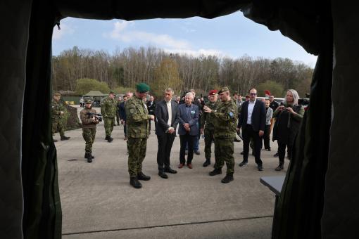Spolupráci armády a IZS při ochraně před drony. I to viděli premiér Babiš a ministr Zůna na cvičení Federated Cloud