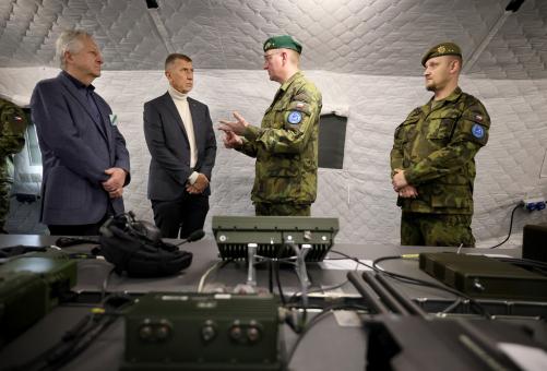 Spolupráci armády a IZS při ochraně před drony. I to viděli premiér Babiš a ministr Zůna na cvičení Federated Cloud