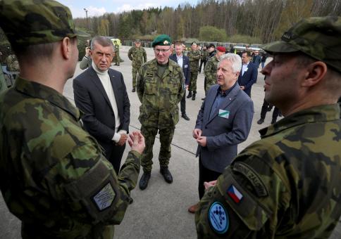 Spolupráci armády a IZS při ochraně před drony. I to viděli premiér Babiš a ministr Zůna na cvičení Federated Cloud