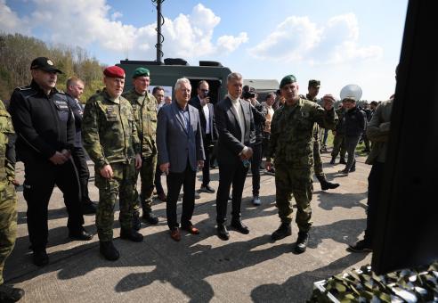Spolupráci armády a IZS při ochraně před drony. I to viděli premiér Babiš a ministr Zůna na cvičení Federated Cloud
