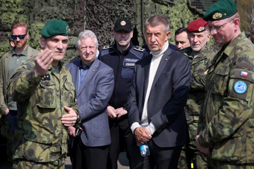 Spolupráci armády a IZS při ochraně před drony. I to viděli premiér Babiš a ministr Zůna na cvičení Federated Cloud