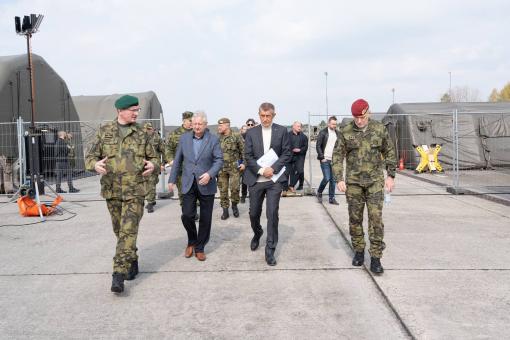 Spolupráci armády a IZS při ochraně před drony. I to viděli premiér Babiš a ministr Zůna na cvičení Federated Cloud