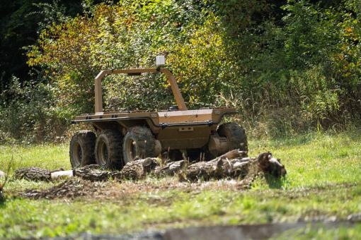 Vojáci v Lipníku nad Bečvou testují desítky pozemních robotů, hledají ty s potenciálem pro armádu