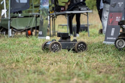Vojáci v Lipníku nad Bečvou testují desítky pozemních robotů, hledají ty s potenciálem pro armádu